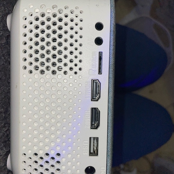 Compact Blue Projector - Picture 5 of 7